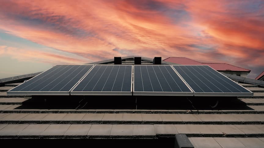 La instalación de paneles solares requiere un buen mantenimiento