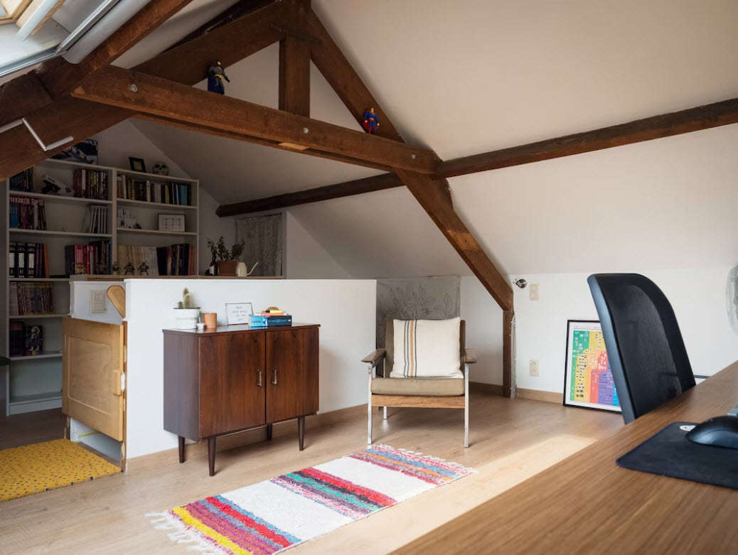 Transforma tu buhardilla en un oasis de calma. Un espacio lleno de luz natural, con vigas de madera a la vista que añaden calidez y carácter.