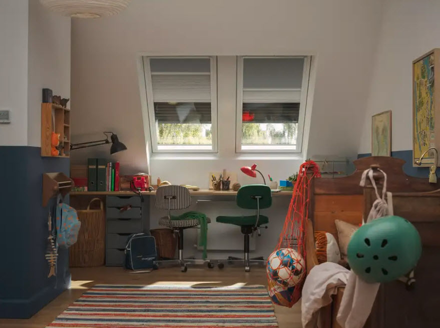 Instala ventanas de tejado Velux para inundar tu ático de luz natural y disfrutar de vistas panorámicas, transformando por completo el espacio.